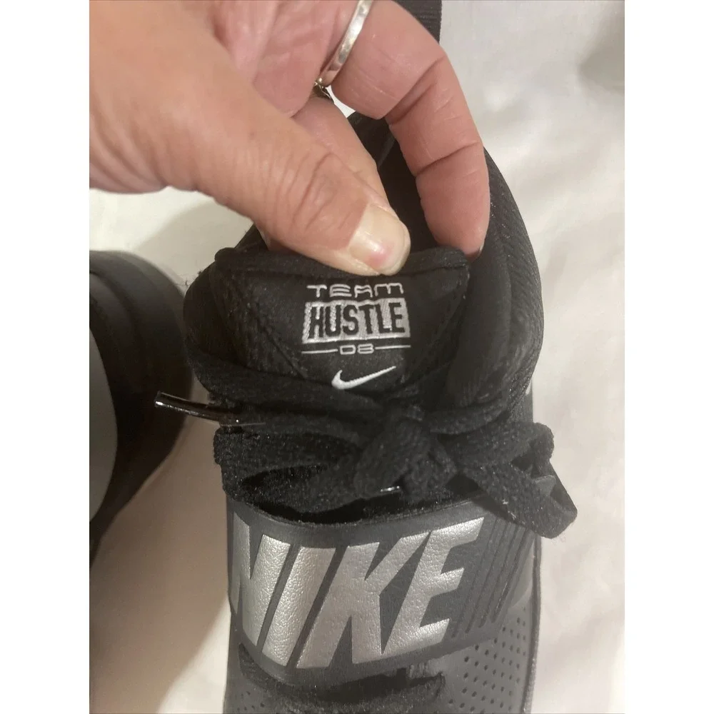 Nike Team Hustle D8 881941-001 Black Basketball Shoes Sneakers Size 5.5Y Women 7